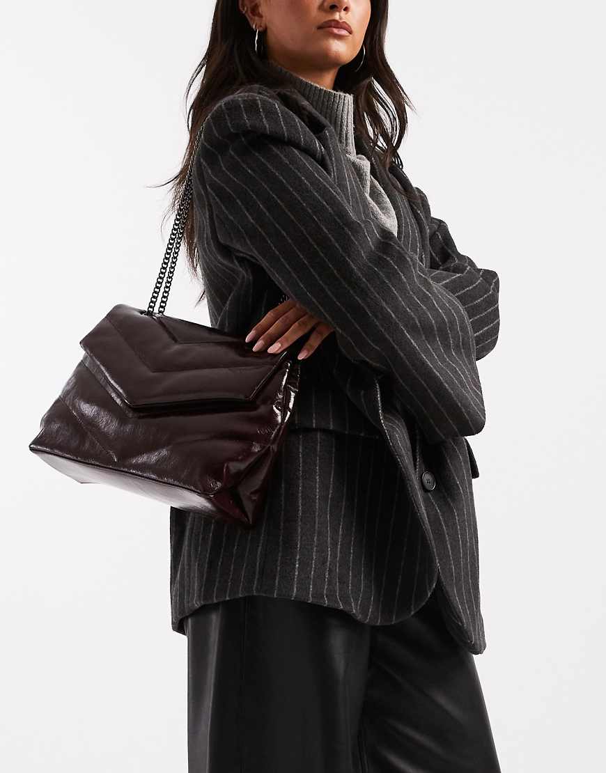 New Look - Schultertasche in Burgunderrot mit Steppmuster von New Look