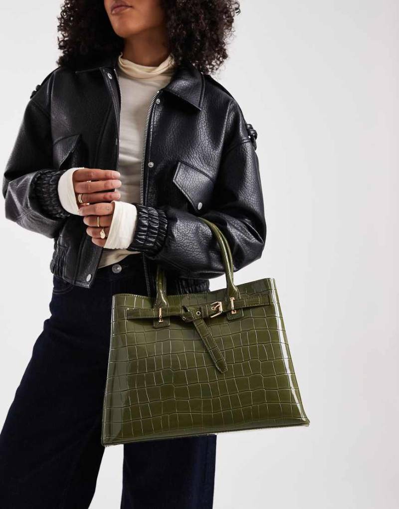 New Look - Schultertasche in Kroko-Khakigrün mit Schnalle von New Look