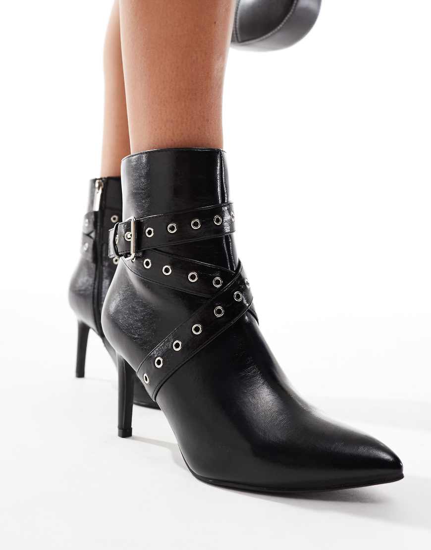 New Look - Ankle-Boots mit Absatz in Schwarz, mit nietenbesetzten Riemen New Look - Ankle-Boots mit Absatz in Schwarz, mit nietenbesetzten Riemen von New Look
