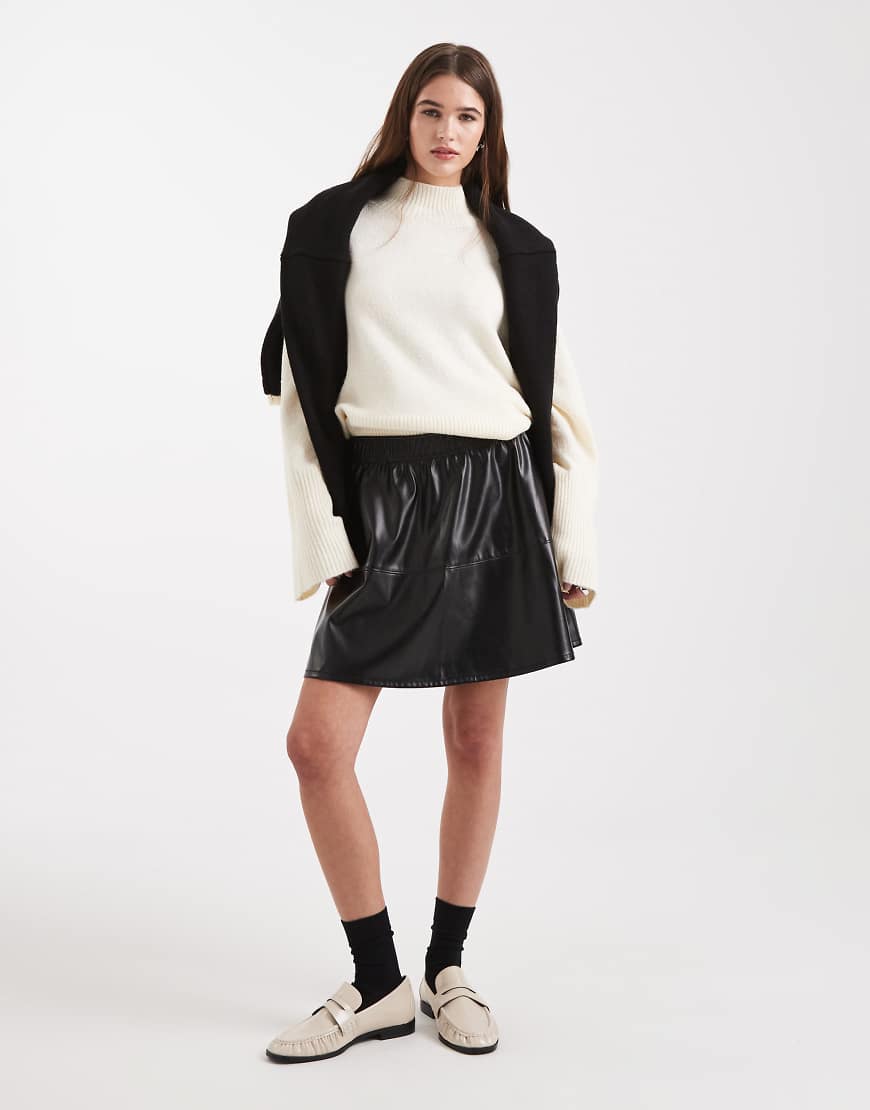 New Look - Schwingender Minirock aus Kunstleder in Schwarz von New Look