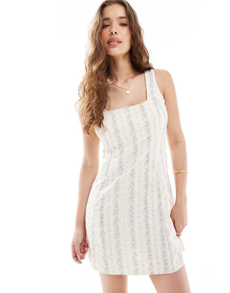 New Look - Seersucker-Minikleid in Weiß mit Blümchenmuster von New Look