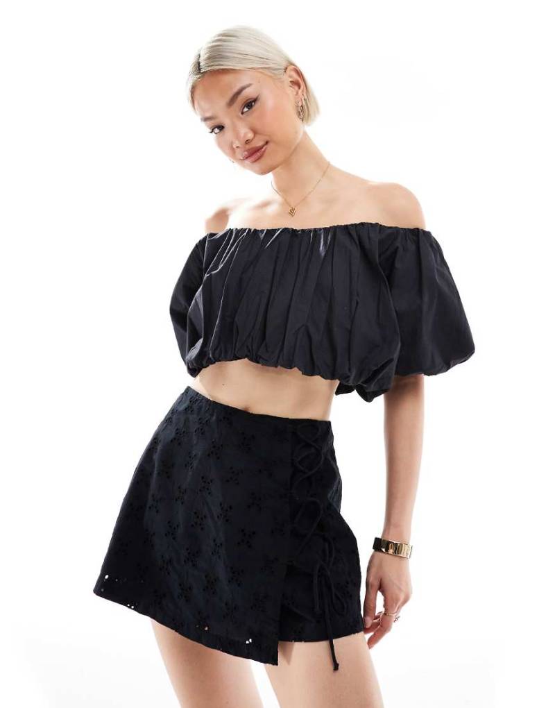 New Look - Seitlich gebundener Mini-Skort in Schwarz mit Stickerei von New Look