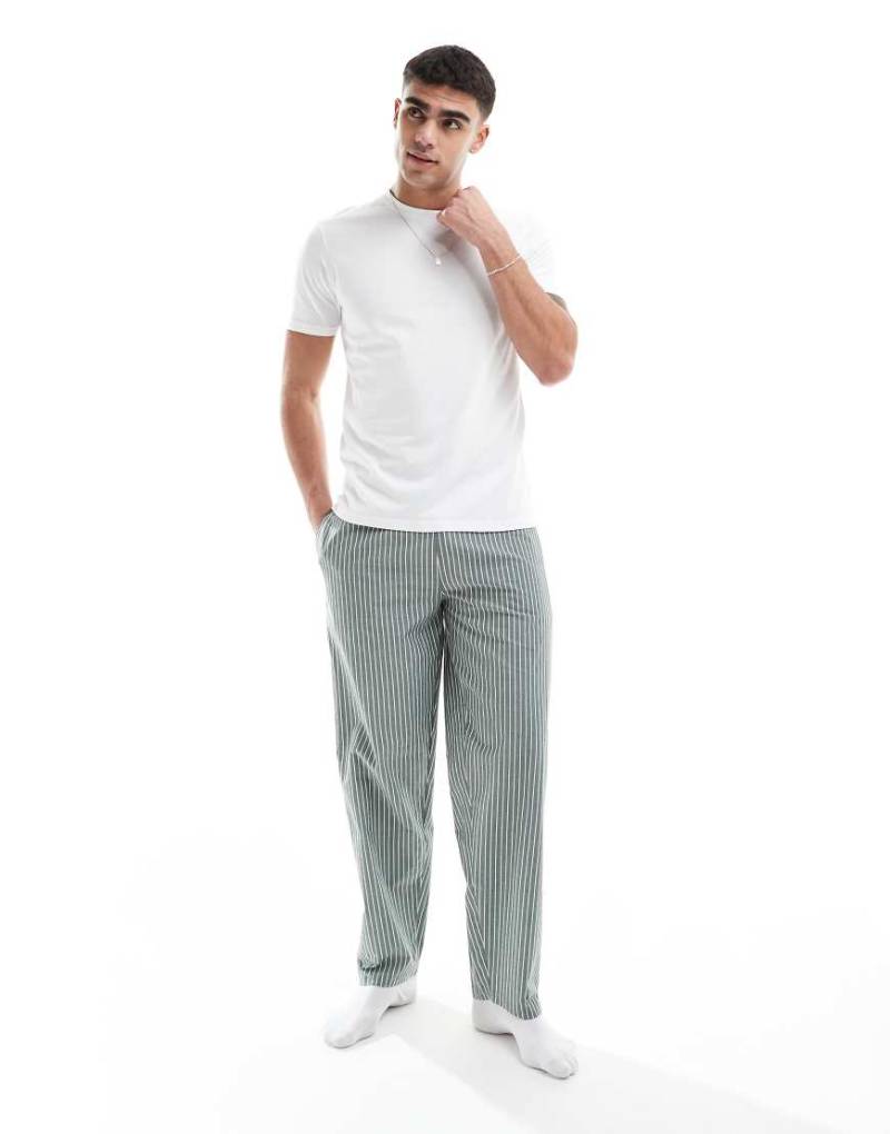 New Look - Set aus T-Shirt und gewebter Pyjama-Hose in gestreiftem Khaki-Grün von New Look