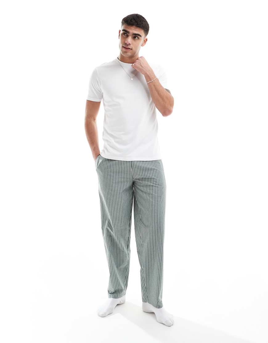 New Look - Set aus T-Shirt und gewebter Pyjama-Hose in gestreiftem Khaki-Grün von New Look