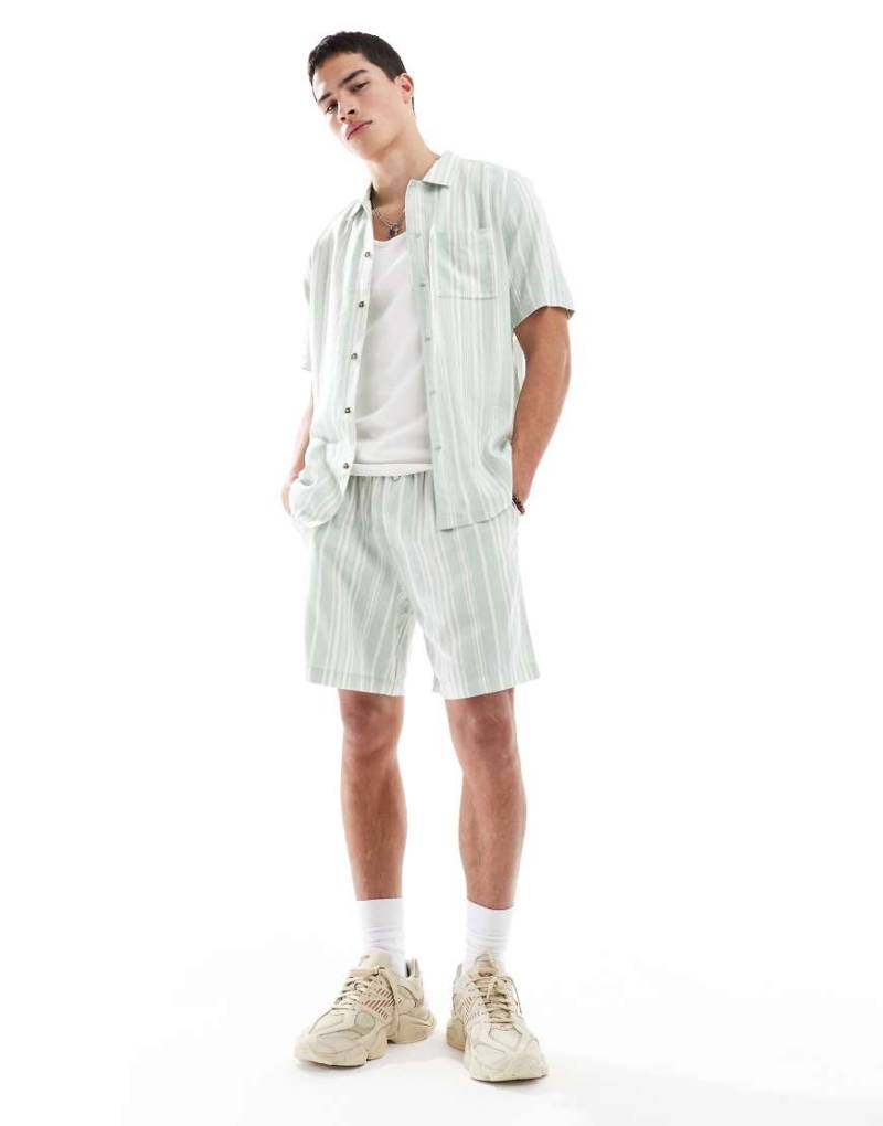 New Look - Shorts in Leinenoptik in gestreiftem Grün, Kombiteil New Look - Shorts in Leinenoptik in gestreiftem Grün, Kombiteil von New Look