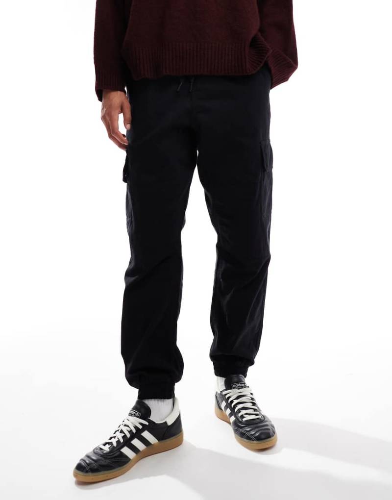 New Look - Slim Fit Cargohose in Schwarz mit Bündchen von New Look