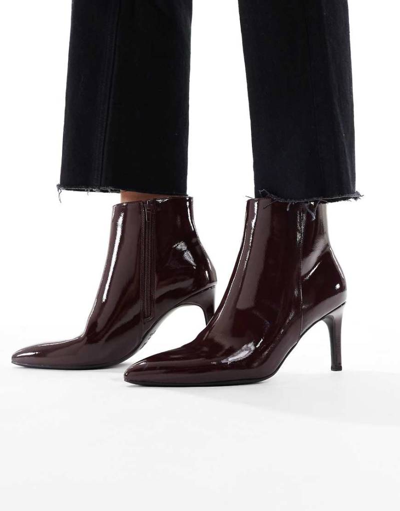 New Look - Spitze Stiefel in Burgunderrot mit Lackoptik und Absatz von New Look