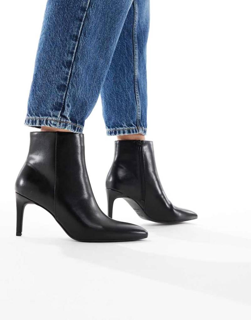 New Look - Spitze Stiefel in Schwarz mit Absatz von New Look