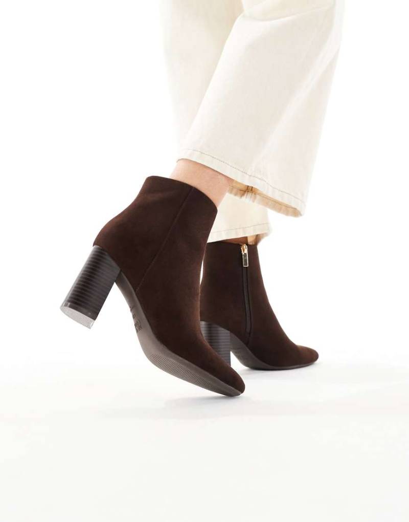 New Look - Stiefel aus Wildlederimitat in Braun mit Blockabsatz-Brown von New Look