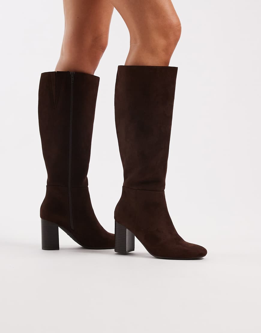 New Look - Stiefel aus Wildlederimitat in Mittelbraun mit Blockabsatz-Brown von New Look