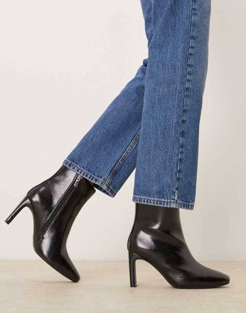 New Look - Stiefel in Schwarz mit Absatz und eckiger Zehenpartie von New Look