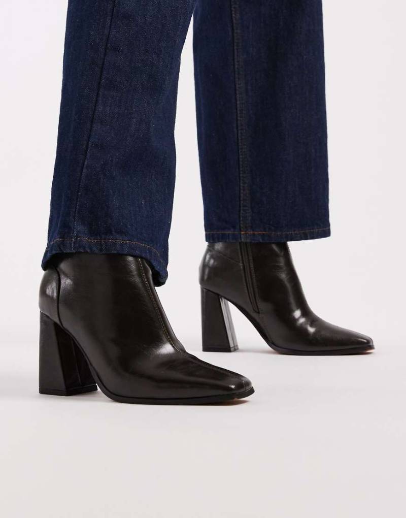 New Look - Stiefel in superdunklem Khaki mit eckiger Zehenpartie und Absatz-Grün von New Look