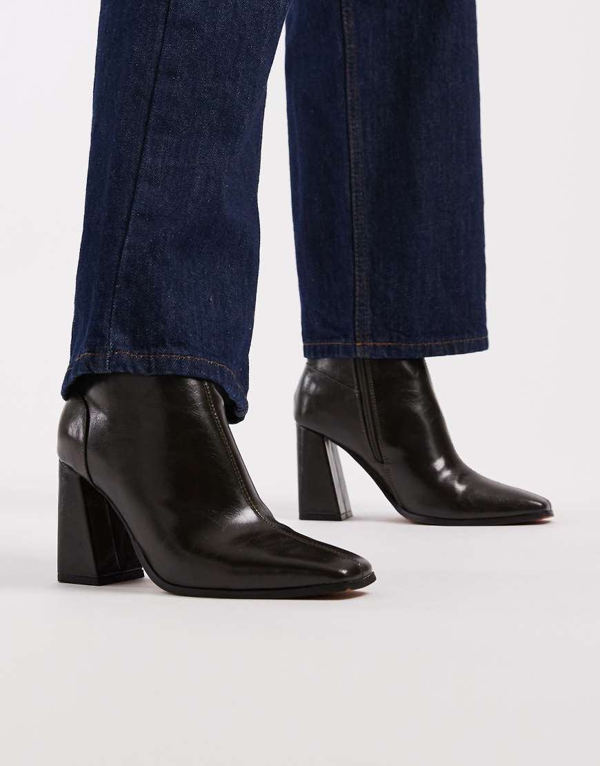 New Look - Stiefel in superdunklem Khaki mit eckiger Zehenpartie und Absatz-Grün von New Look