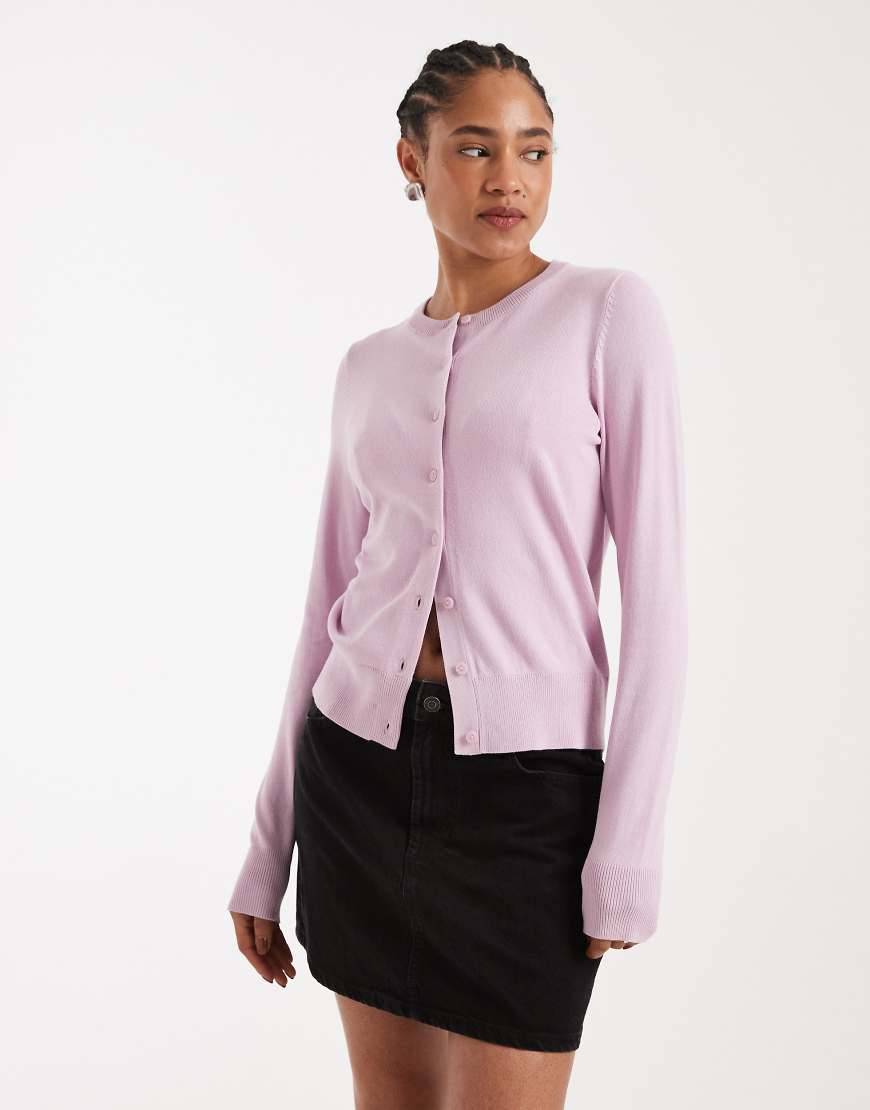 New Look - Strickjacke aus Feinstrick in Rosa mit Rundhalsausschnitt von New Look