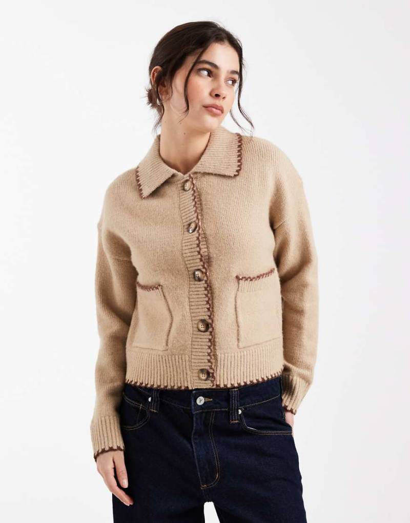 New Look - Strickjacke in Braun mit Kragen und Languettenstich-Brown von New Look