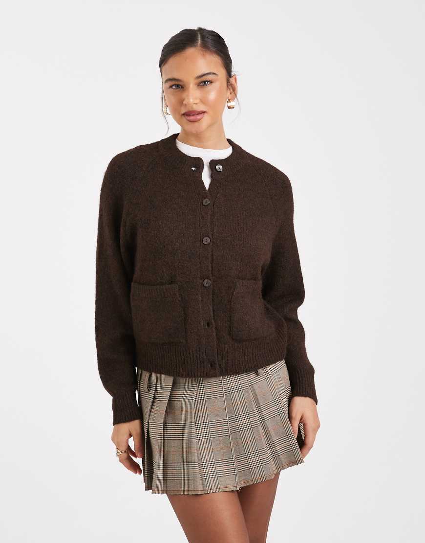 New Look - Strickjacke in Braun mit Rundhalsausschnitt-Brown von New Look