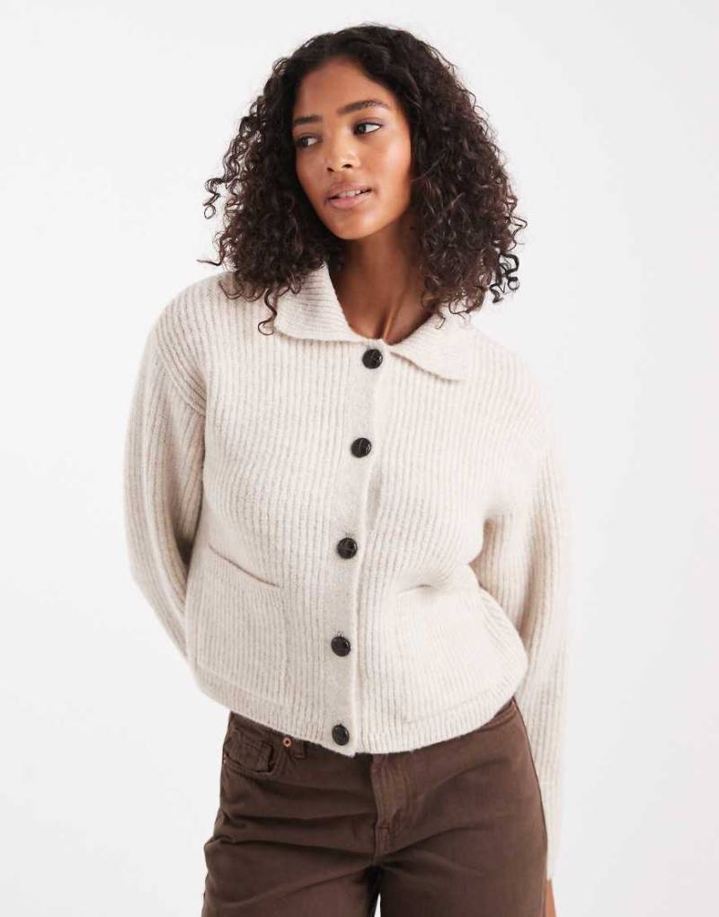 New Look - Strickjacke in Creme mit durchgehender Knopfleiste und Kragen-Weiß von New Look