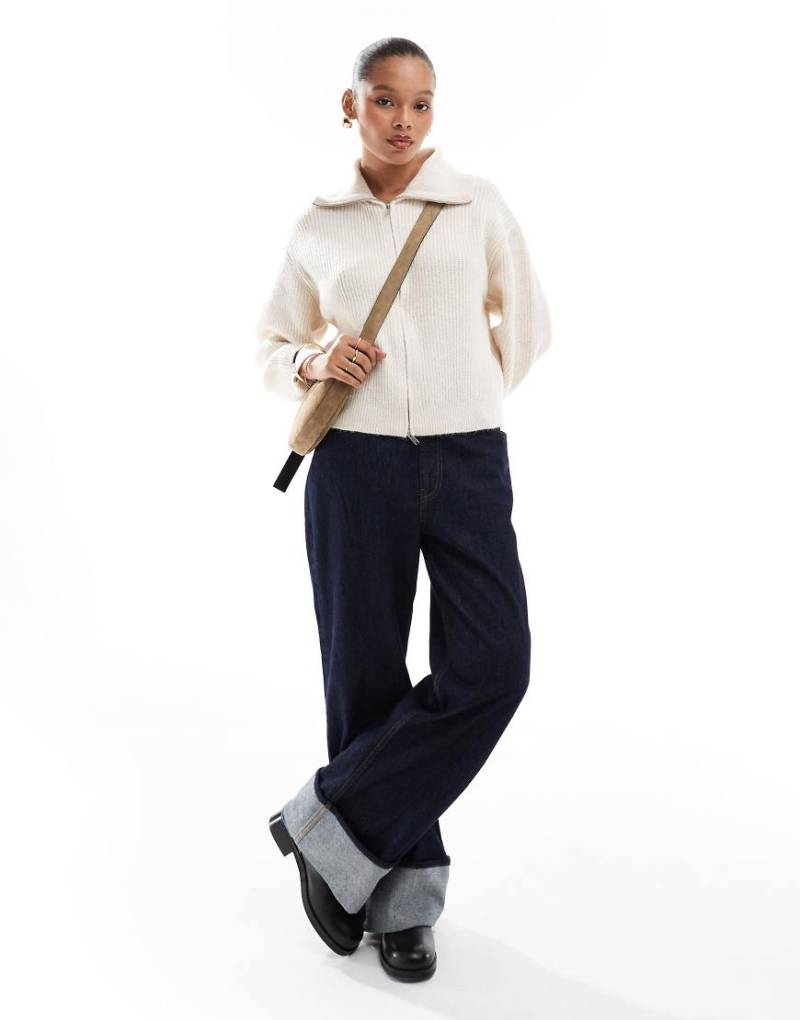 New Look - Strickjacke in Cremeweiß mit Reißverschluss von New Look