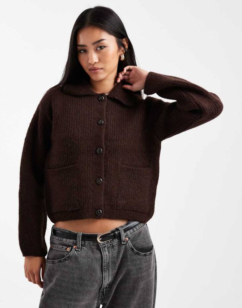 New Look - Strickjacke in Dunkelbraun mit durchgehender Knopfleiste und Kragen-Brown von New Look