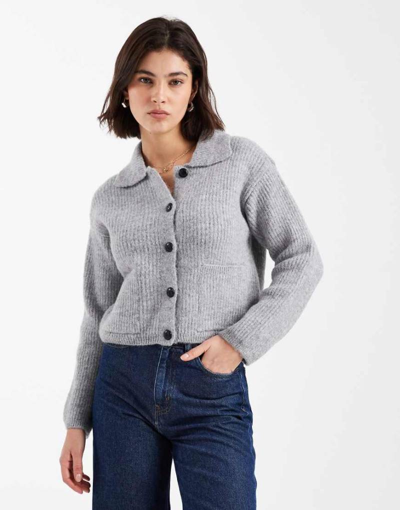 New Look - Strickjacke in Grau mit durchgehender Knopfleiste und Kragen von New Look