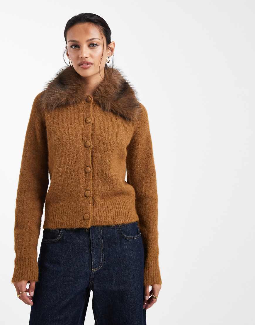 New Look - Strickjacke in Hellbraun mit Kunstpelzkragen-Brown von New Look