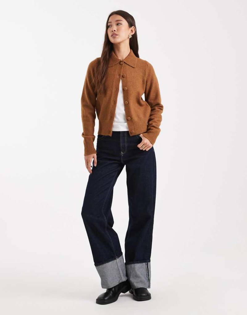 New Look - Strickjacke in Kamelbraun mit Kragen-Neutral von New Look