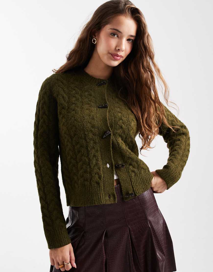 New Look - Strickjacke in Khaki mit Knebelknöpfen und Zopfmuster-Grün von New Look