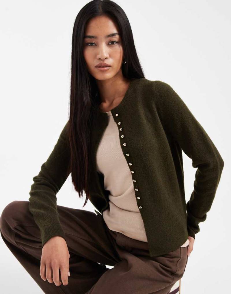 New Look - Strickjacke in Khaki mit Rundhalsausschnitt und gewölbten Knöpfen-Grün von New Look