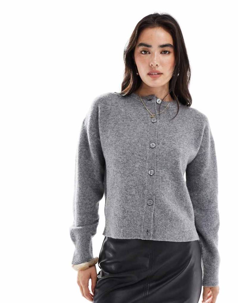 New Look - Strickjacke in Mittelgrau mit Rundhalsausschnitt und Knopfleiste von New Look