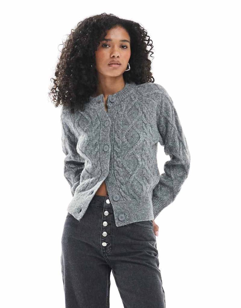 New Look - Strickjacke in Mittelgrau mit Rundhalsausschnitt und Zopfmuster von New Look