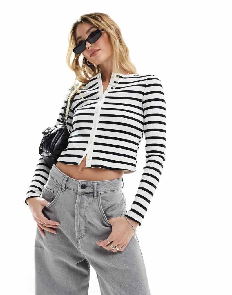 New Look - Strickjacke in Schwarz gestreift mit Rundhalsausschnitt von New Look