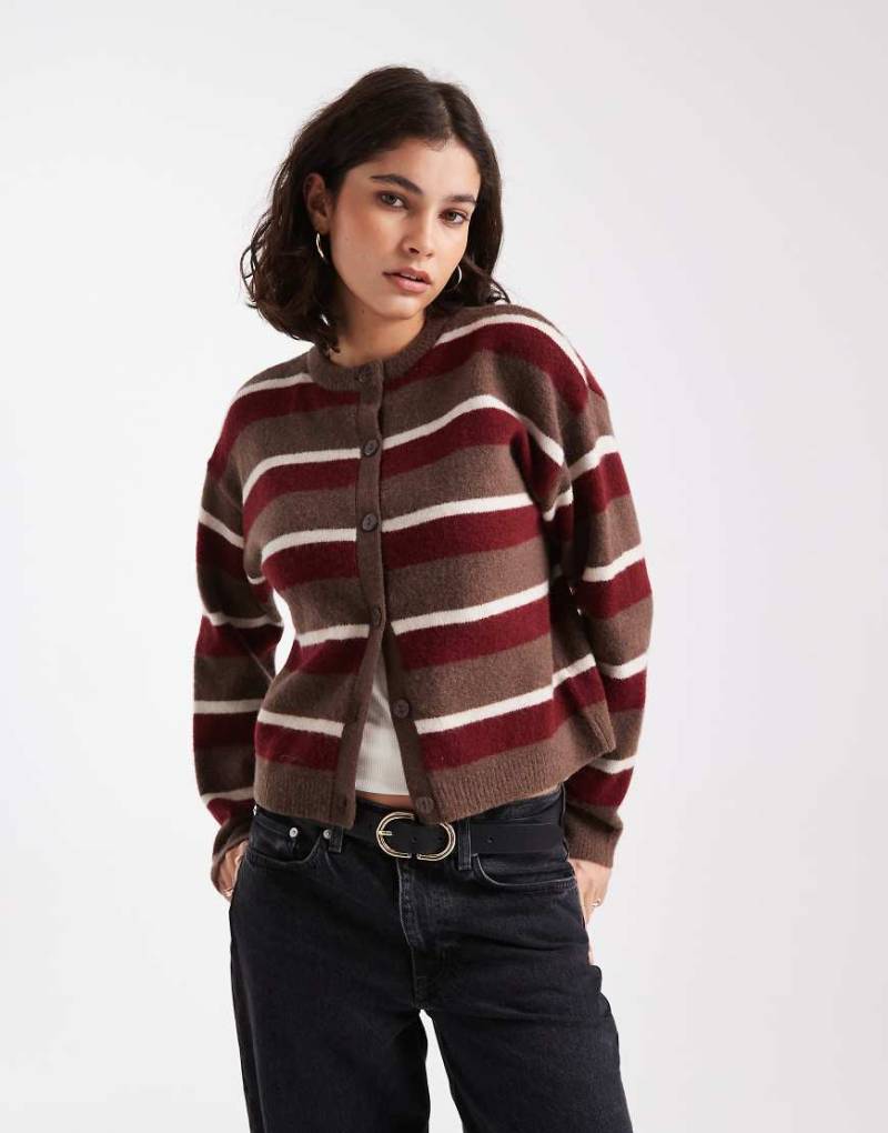 New Look - Strickjacke in braun gestreift mit Rundhalsausschnitt-Brown von New Look