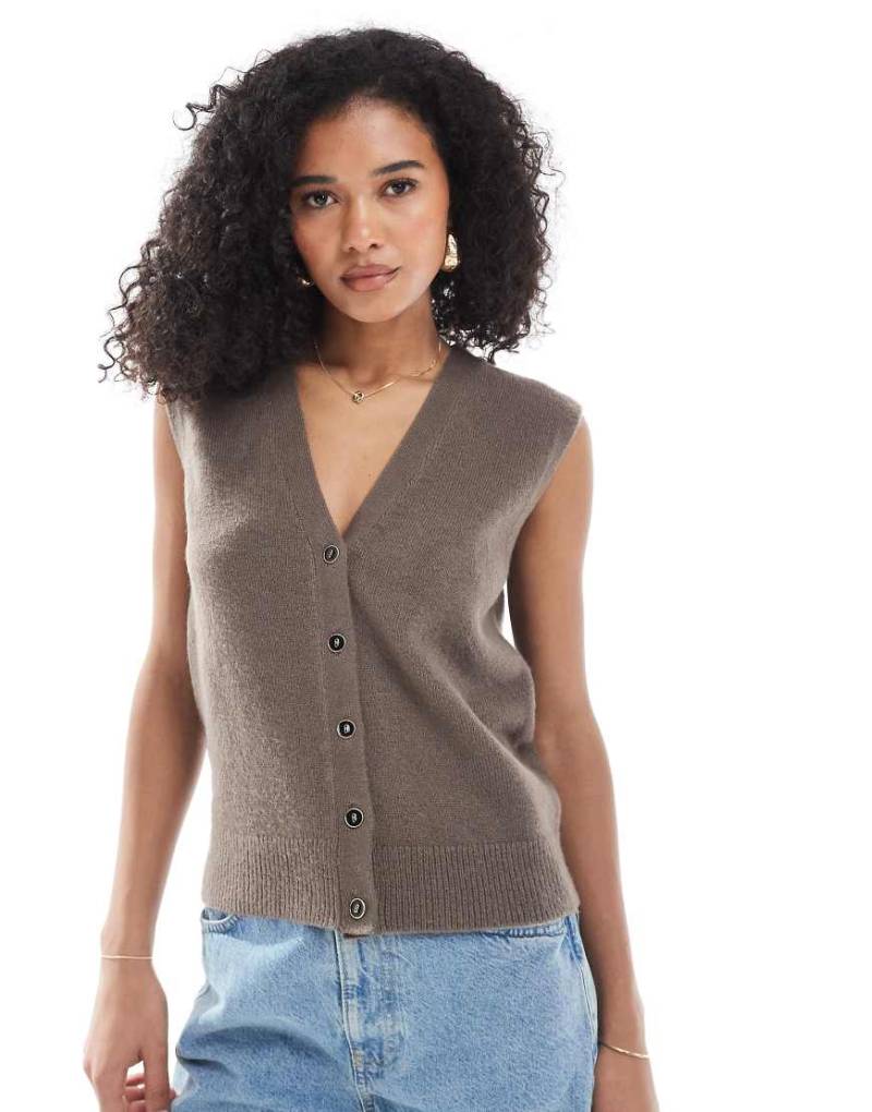 New Look - Strickweste in Nerzrosa mit Knopfleiste-Neutral New Look - Strickweste in Nerzrosa mit Knopfleiste-Neutral von New Look