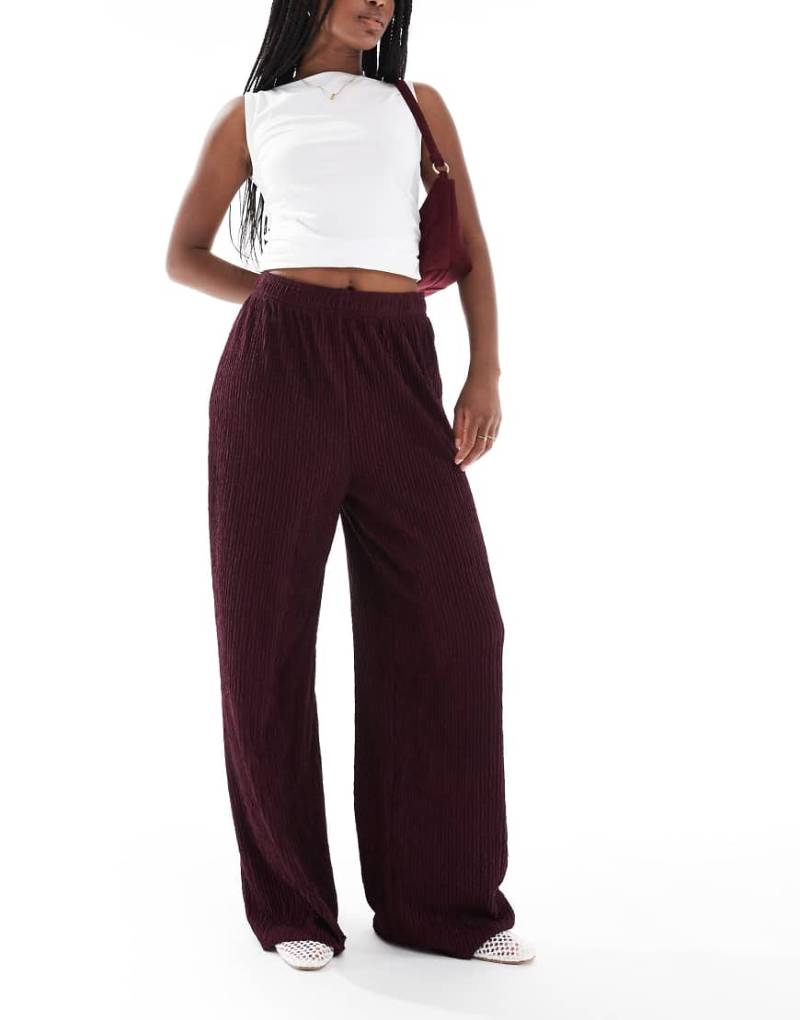 New Look - Strukturierte Hose in Burgunderrot mit weitem Bein von New Look