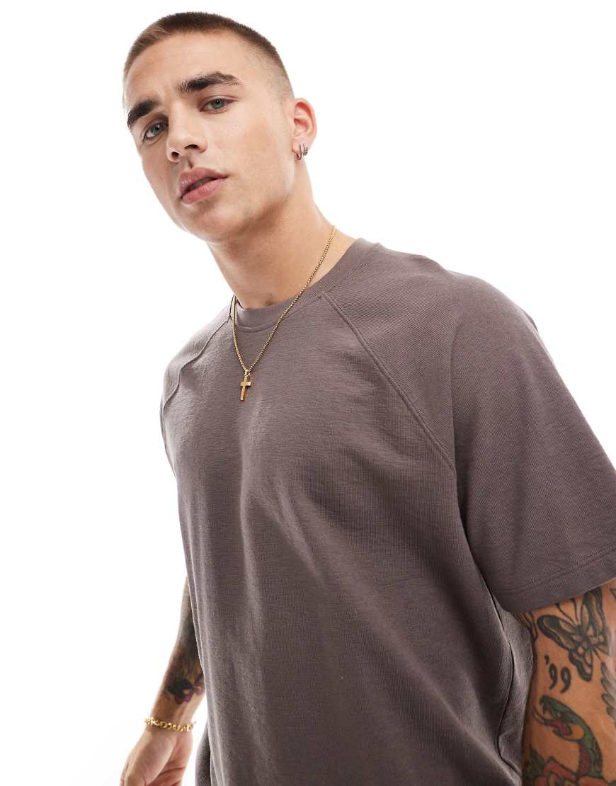 New Look - Strukturiertes T-Shirt in verwaschenem Braun von New Look