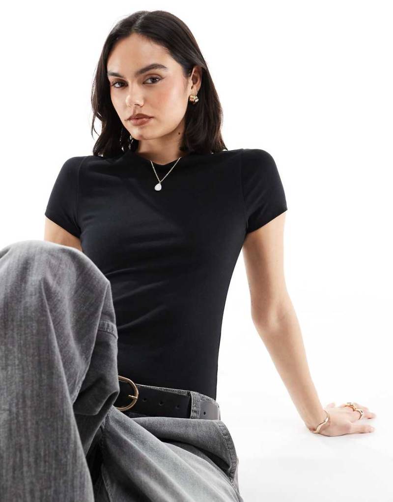 New Look - T-Shirt-Body in Schwarz mit Rundhalsausschnitt von New Look