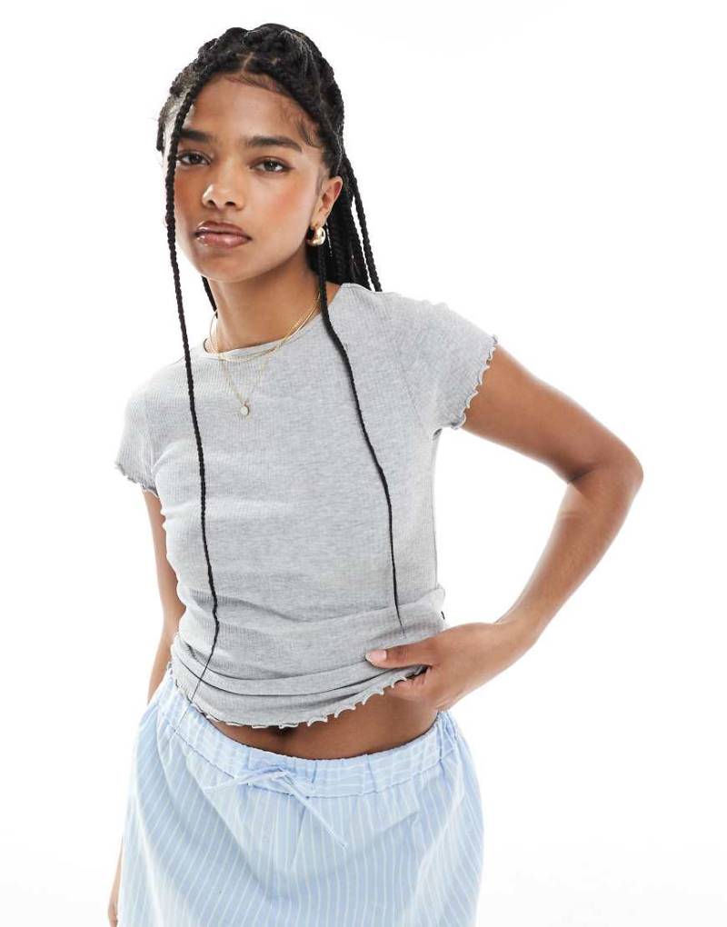 New Look - T-Shirt in Grau mit Babylock-Saum von New Look