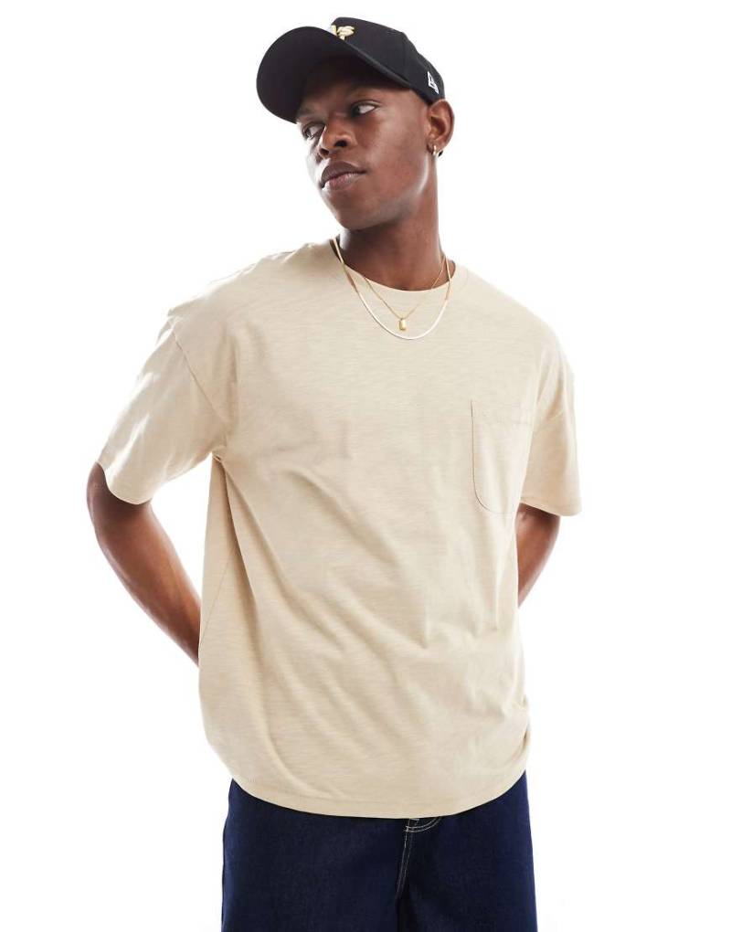 New Look - T-Shirt in meliertem Steinbeige mit Brusttasche-Neutral von New Look