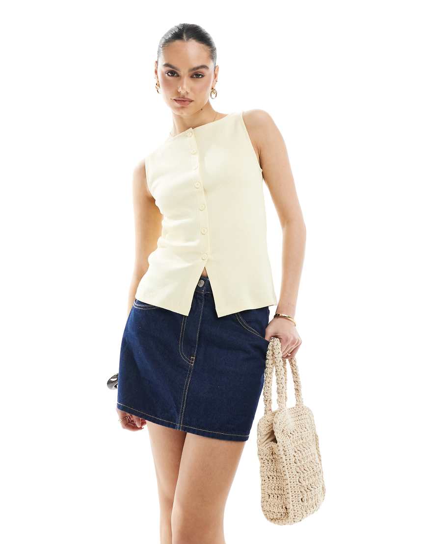 New Look - Tanktop in Gelb mit durchgehender Knopfleiste von New Look