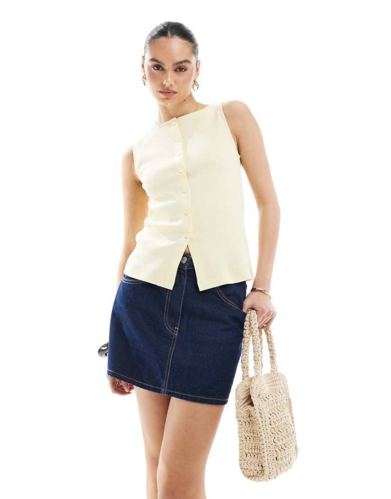New Look - Tanktop in Gelb mit durchgehender Knopfleiste von New Look
