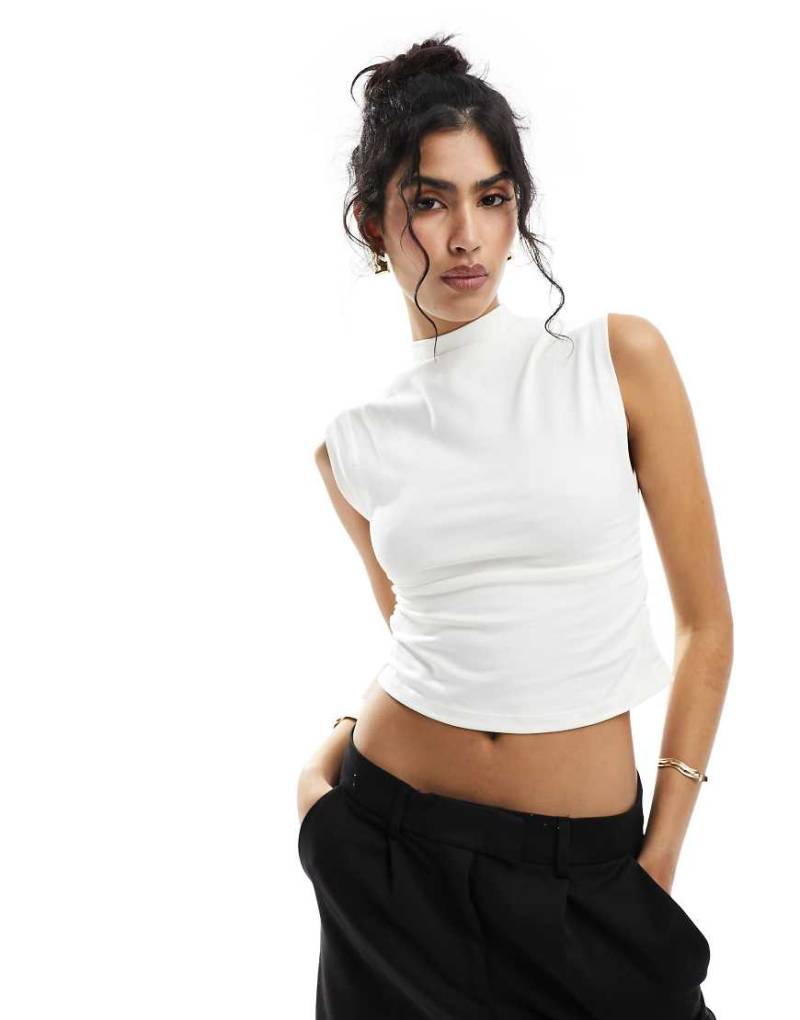 New Look - Tanktop in gebrochenem Weiß mit seitlicher Raffung von New Look