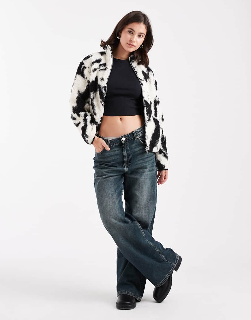 New Look - Teddyfell-Jacke mit abstraktem Print in Schwarz-Weiß New Look - Teddyfell-Jacke mit abstraktem Print in Schwarz-Weiß von New Look