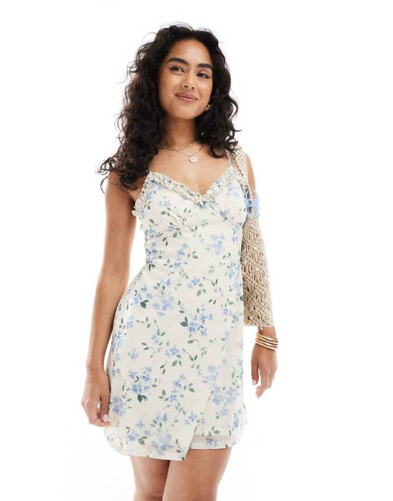 New Look - Träger-Minikleid aus Netzstoff in Weiß mit Blumenmuster von New Look