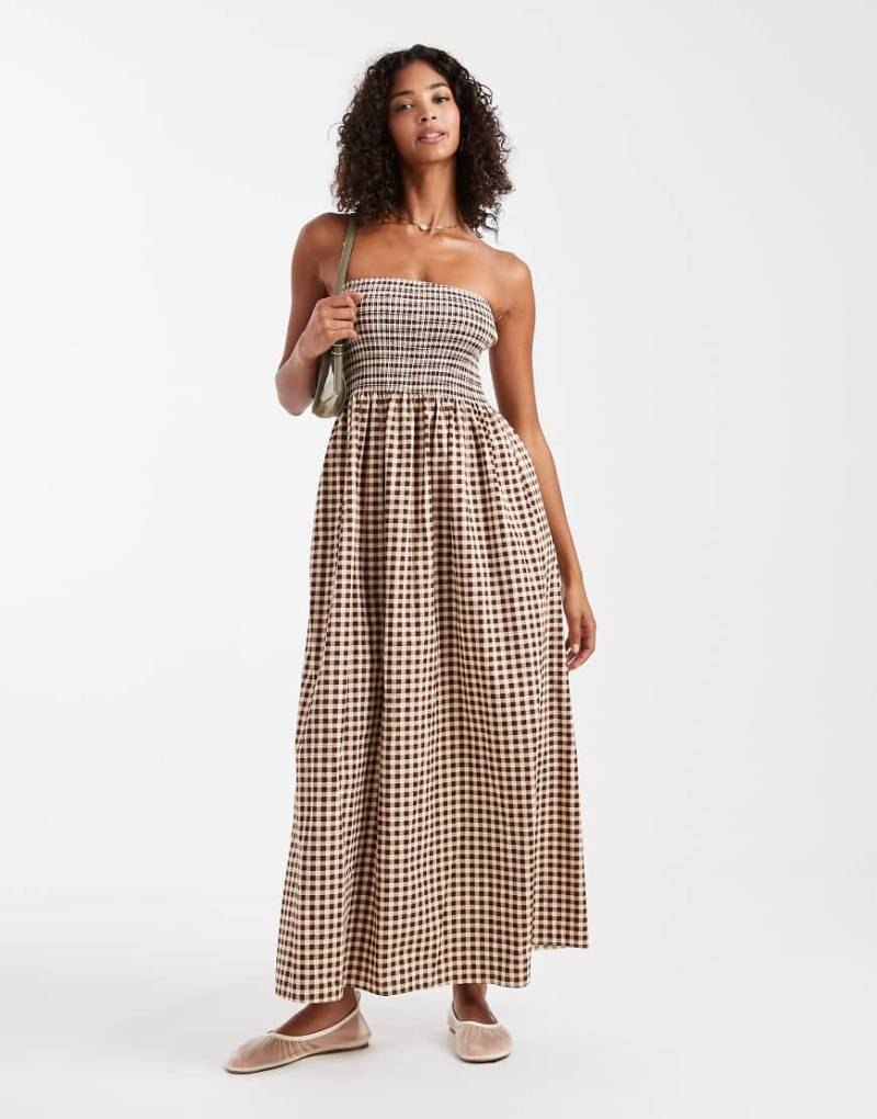 New Look - Trägerloses, kariertes Midikleid in Braun mit gesmoktem Design-Brown von New Look