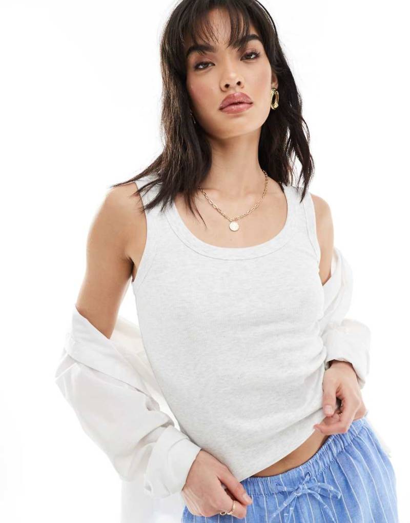 New Look - Trägertop in Hellgrau mit breiter Bordüre und U-Ausschnitt von New Look