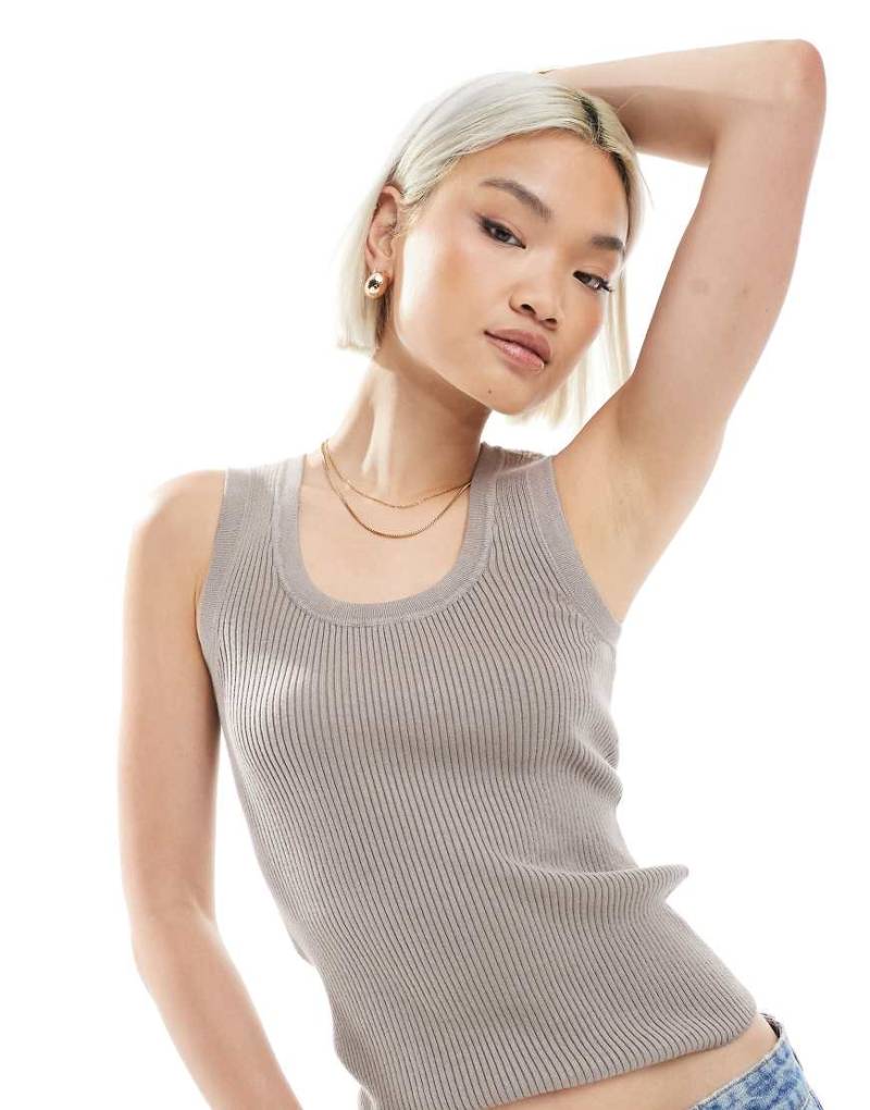 New Look - Trägertop in Nerzbraun mit U-Ausschnitt-Neutral von New Look