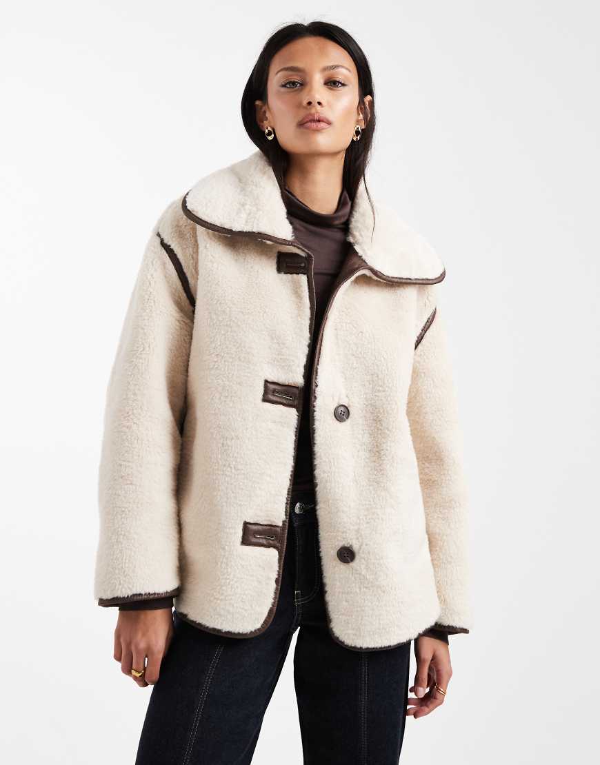 New Look - Verstärkte Jacke aus Kunstpelz in Creme-Weiß von New Look