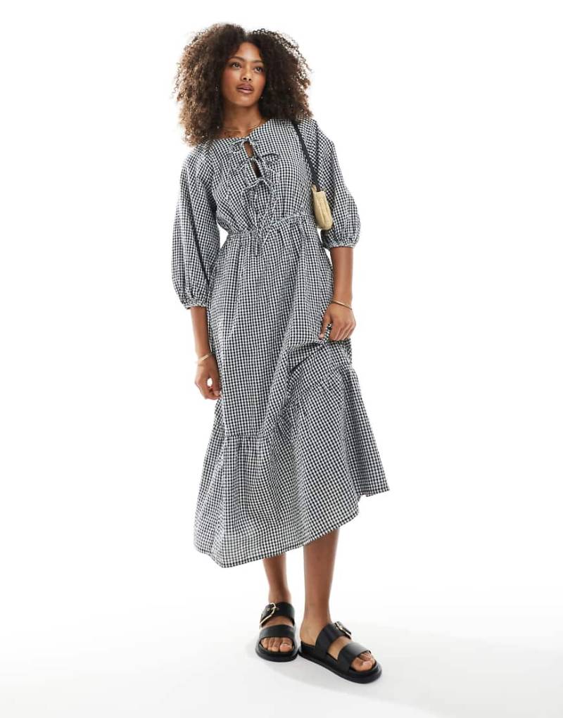 New Look - Vorne gebundenes Midi-Hängerkleid in Schwarz mit Vichy-Karomuster von New Look