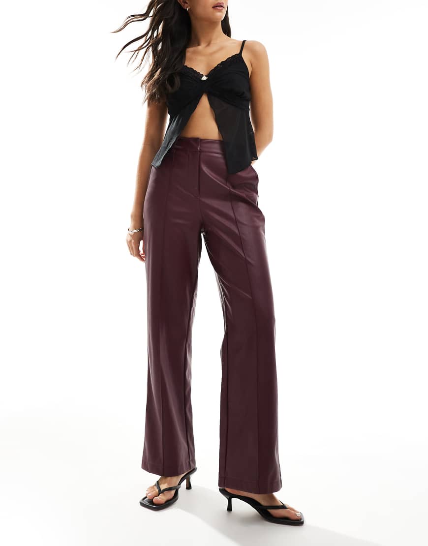 New Look - Weit geschnittene Hose aus Kunstleder in dunklem Burgunderrot von New Look