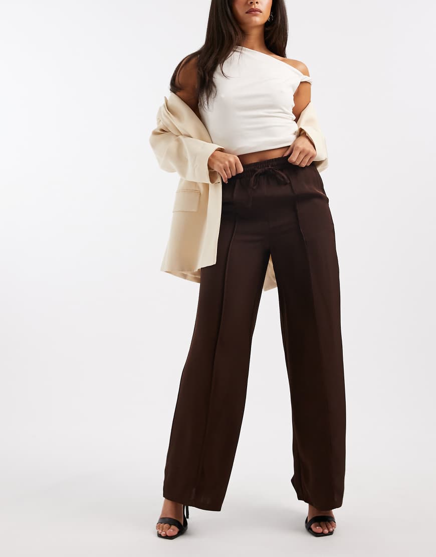 New Look - Weit geschnittene Hose aus Satin in Braun-Brown von New Look